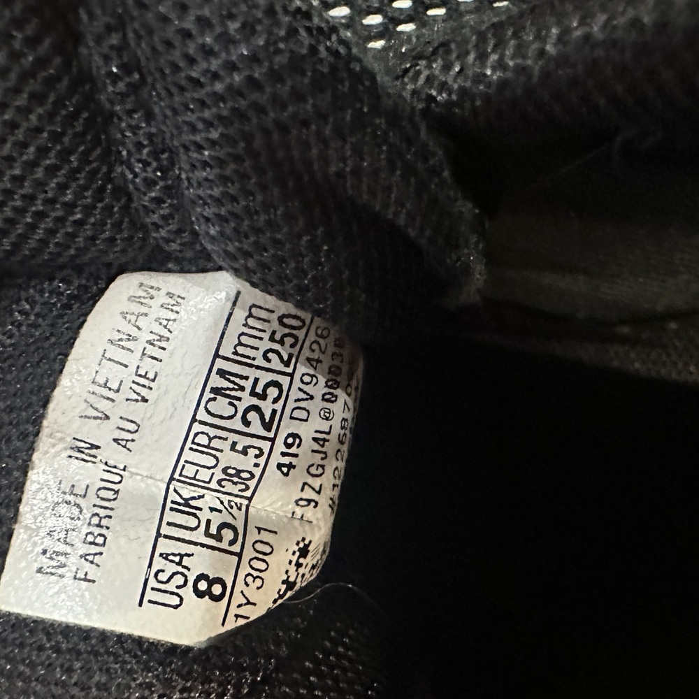 Size 8 Black Reebok sneakers - Picture 3 of 4